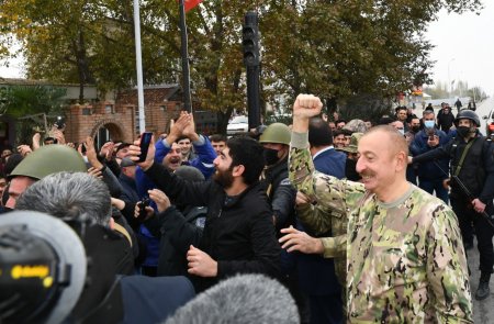 Xalq qalib ordunun Ali Baş Komandanını izdiham ilə qarşılayır