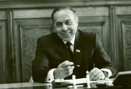 Ulu Öndər Heydər Əliyevin 1993-cü il 3 sentyabr tarixində Naxçıvan MR Ali Məclisinin sədri seçilməsi .
