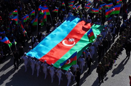 9 noyabr Azərbaycan Respublikasının dövlət bayrağı günüdür