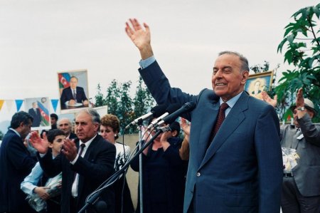 3 oktyabr tarixində Ümummilli Lider Heydər Əliyevin Azərbaycan Respublikasının Prezidenti seçilməsi