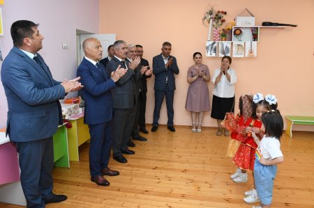 Rayon rəhbəri uşaqlar günündə uşaqların yanında