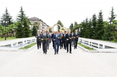 Masallının Dövlət qulluqçuları Ulu Öndərin abidəsi önünə gül dəstələri düzdülər
