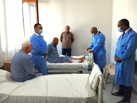Rayon rəhbəri Xəstəxanada şəhid atasını ziyarət etdi