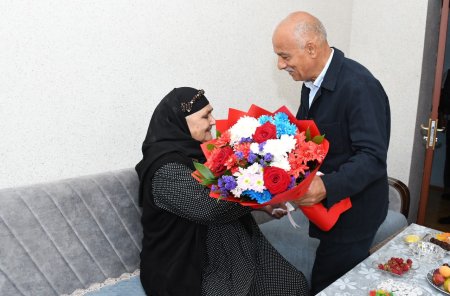 Rayon rəhbəri şəhid anasını doğum günü münasibəti ilə evində ziyarət etdi