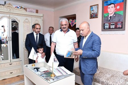 Rayon rəhbəri Ərəb kəndində şəhid övladını doğum günü münasibəti ilə evində ziyarət etdi