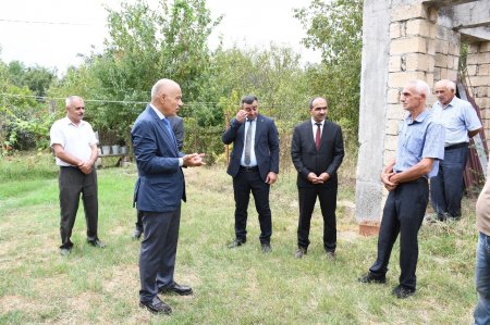 Rayon rəhbəri Qodman kəndində şəhid ailəsini ziyarət etdi
