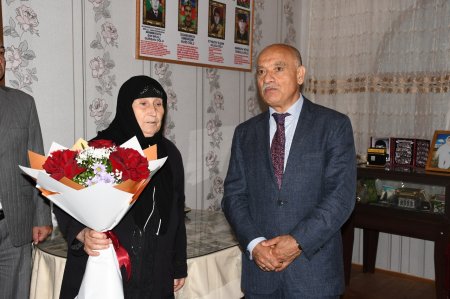 Rayon rəhbəri Milli Qəhrəman Səfəralı Məmmədovun ailəsini ziyarət etdi