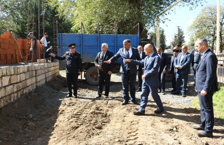 Rayon rəhbəri Viləş kəndində yeni polis bölməsinin tikintisinə baxış keçirib