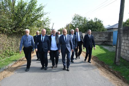 Rayon rəhbəri Mahmudavar kəndində asfalt örtüyü döşənmiş küçəyə baxış keçirmişdir