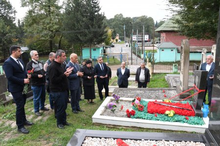 Rayon rəhbəri Tüklə kəndində şəhid məzarlarını ziyarət etdi