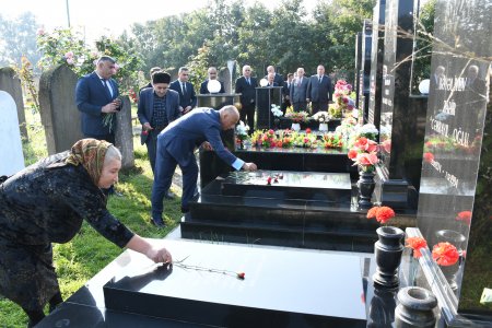 Rayon rəhbəri Viləş kəndində şəhid məzarlarını ziyarət etdi 07.11.2025