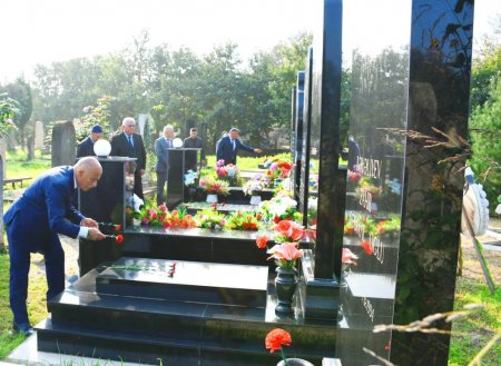 Rayon rəhbəri Viləş kəndində şəhid məzarlarını ziyarət etdi 