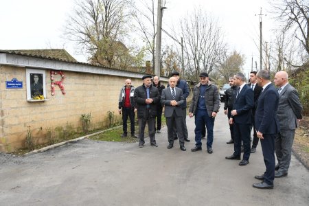 Rayon rəhbəri Şərəfə kəndində Vətən Müharibəsi şəhidi Ramazan Vəliyevin adını daşıyan küçədə aparılan asfaltlanma işlərinə baxış keçirib