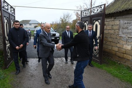 Rayon rəhbəri İmanlı kəndində Vətən Müharibəsi şəhidi Məhəmməd Vəliyevin adını daşıyan küçədə aparılan asfaltlanma işlərinə baxış keçirib