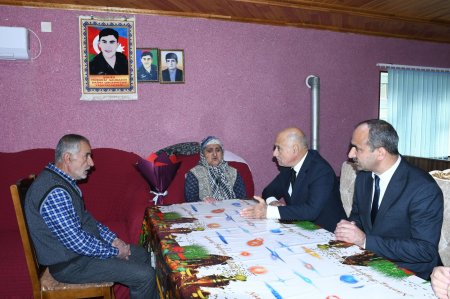 Masallı Rayon İcra Hakimiyyətinin başçısı 8 Mart – Beynəlxalq Qadınlar Günü münasibətilə rayonun bir qrup şəhid ailəsini ziyarət edərək onları bayram münasibətilə təbrik edib