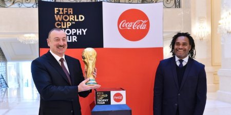 Futbol üzrə dünya çempionatının Kubokunun əsli Prezident İlham Əliyevə təqdim edilib