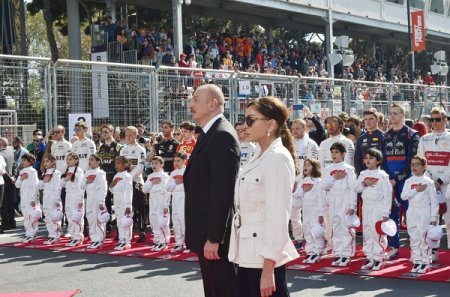 Prezident İlham Əliyev Bakıda Formula 1 SOCAR Azərbaycan Qran-Prisinin əsas yarışına baxıb