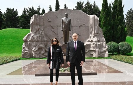Prezident İlham Əliyev ulu öndər Heydər Əliyevin məzarını ziyarət edib