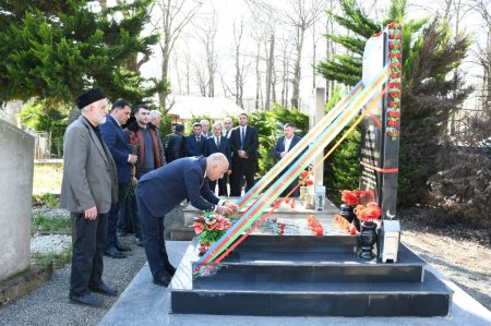 Masallı Rayon İcra Hakimiyyəti-nin başçısı Araz Əhmədov Öncəqala ərazisində şəhid Malikov Nurlan Dünyamalı oğlunun yenidən qurulmuş məzarını ziyarət edib. 18.02.2026