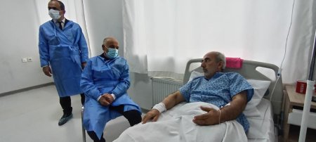 Rayon rəhbəri Vətən müharibəsi şəhidi Elgün Mikayıllının atasını xəstəxanada ziyarət etdi