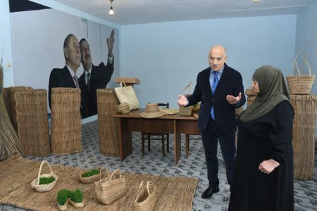 Rayon rəhbəri Musakücə kəndində həsirçiliklə məşğul olan qadınlarla görüşüb, həsir toxuma sexində aparılan təmir işləri ilə tanış olub
