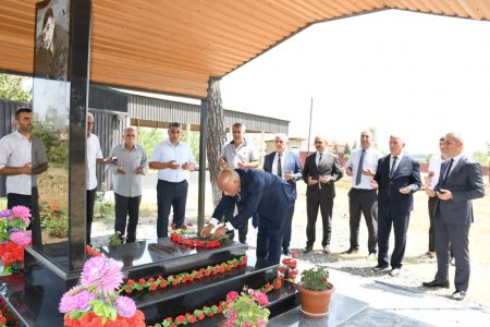 Rayon rəhbəri Ərkivan qəsəbə ərazisinin Allahyarlı kəndində şəhid məzarını ziyarət edib