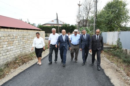 Rayon rəhbəri Türkoba kəndində şəhid küçəsinə asfalt örtüyünün döşənməsi işləri ilə tanış olub