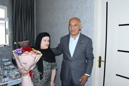 Masallı Rayon İcra Hakimiyyətinin başçısı şəhid Qeysər Məmmədovun anasını evində ziyarət edib