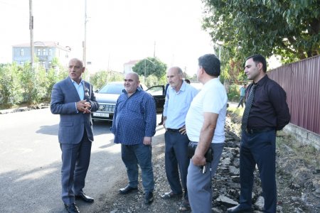Masallı Rayon İcra Hakimiyyətinin başçısı Araz Əhmədov Köhnə Alvadı kəndində aparılan asfaltlaşdırma və abadlıq işləri ilə tanış olub