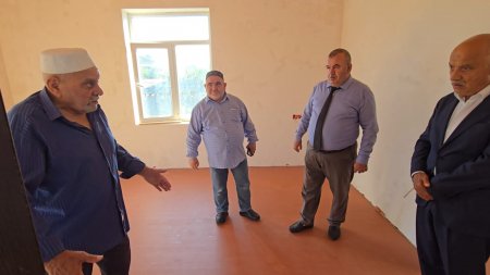 Rayon rəhbəri Köhnə Alvadı kəndində şəhid ailəsi üçün inşa olunan evə gedən işlərə baxış keçirib