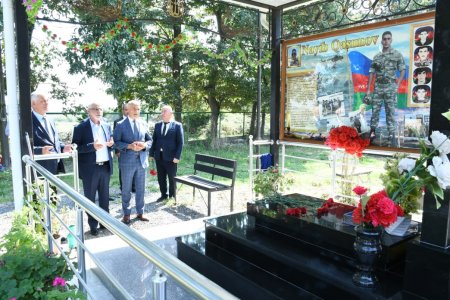 Rayon rəhbəri Mahmudavar ərazisində şəhid məzarlarını ziyarət etdi