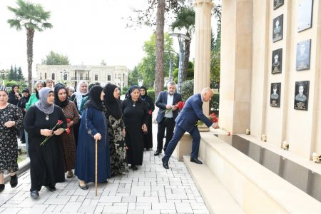 Masallıda rayon rəhbəri Qəhrəmanlar Parkını Şəhid anaları ilə birlikdə ziyarət edib