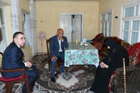 Rayon rəhbəri Qodman kəndində şəhid anasını yenidən ziyarət edib