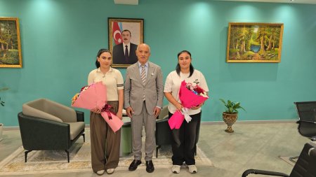Rayon rəhbəri şəhid yadigarlarını ali məktəbə qəbul olmaları münasibətilə qəbul edib