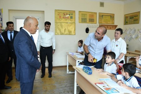 Rayon rəhbəri Masallıda ilk inklüziv təhsilə cəlb edilmiş şagirdi ziyarət edib