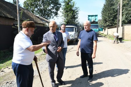 Rayon rəhbəri Musaküçə kəndində asfaltlanma işləri ilə tanış olub